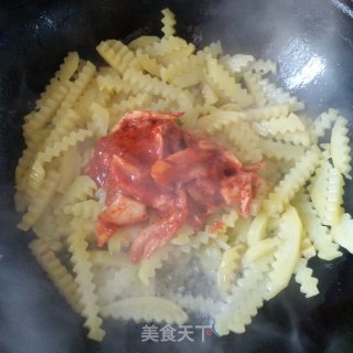 辣白菜炒琅琊土豆条的做法步骤：5