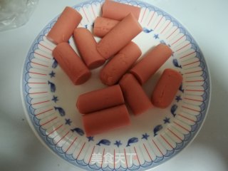 #红色吉祥菜#香肠糖果卷的做法步骤：1