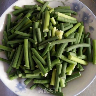 蒜苔炒五花肉的做法步骤：1