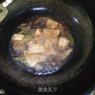 蒜苔炒五花肉的做法步骤：2
