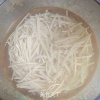 苦菊圆葱炝豆皮的做法步骤：1