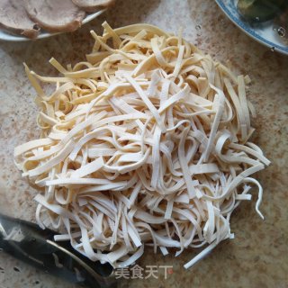 苦菊圆葱炝豆皮的做法步骤：2
