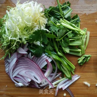 苦菊圆葱炝豆皮的做法步骤：3