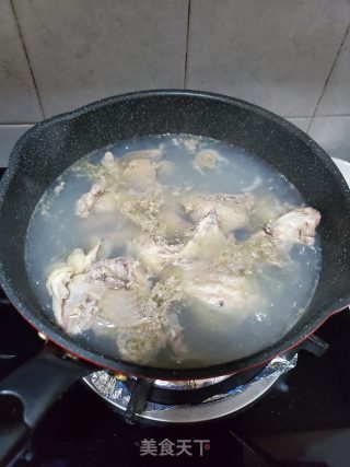 鸡骨架煲白萝卜汤的做法步骤：2