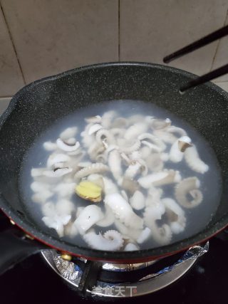黄豆酱炒八爪鱼的做法步骤：3