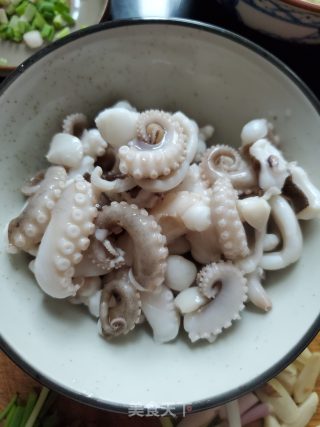黄豆酱炒八爪鱼的做法步骤：4