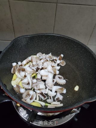 黄豆酱炒八爪鱼的做法步骤：6