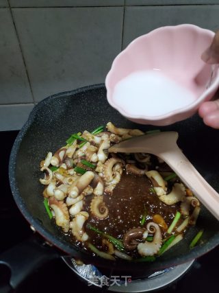 黄豆酱炒八爪鱼的做法步骤：10