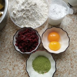抹茶蔓越莓饼干的做法步骤：1