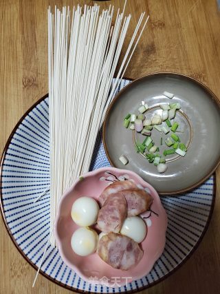 鸡骨汤面的做法步骤：1