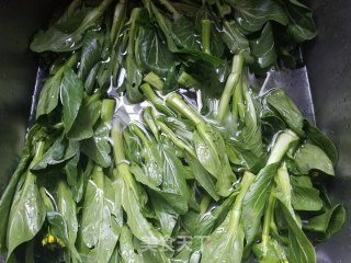 白灼油菜心的做法步骤：1