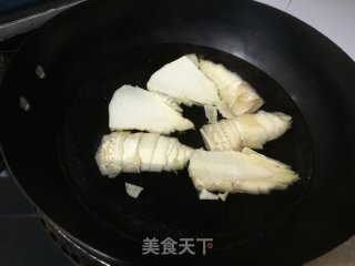 芹菜胡萝卜炒冬笋的做法步骤：2