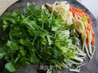 芹菜胡萝卜炒冬笋的做法步骤：3