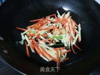 芹菜胡萝卜炒冬笋的做法步骤：4