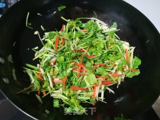 芹菜胡萝卜炒冬笋的做法步骤：5