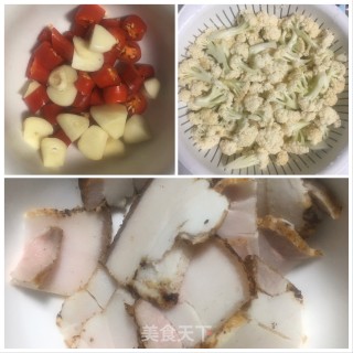 回锅肉炒花菜的做法步骤：1