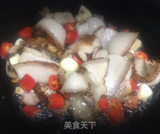 回锅肉炒花菜的做法步骤：2