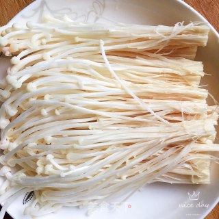 麻辣香肠蒸金针菇的做法步骤：2