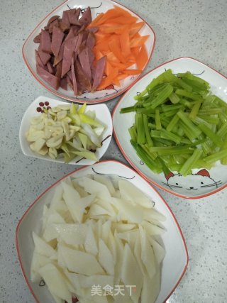 山药火腿炒芹菜的做法步骤：5