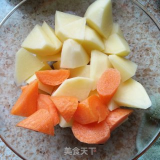 牛肉炖土豆胡萝卜的做法步骤：1