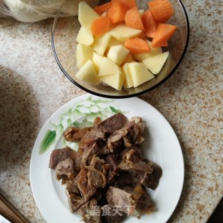 牛肉炖土豆胡萝卜的做法步骤：4