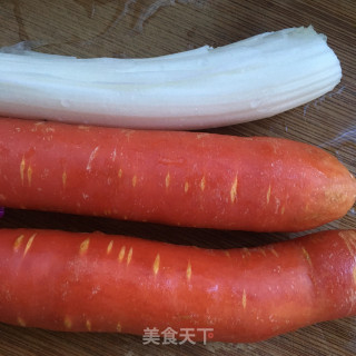 甘蓝拌萝卜丝的做法步骤：1