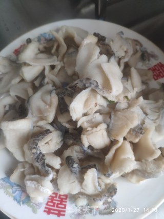 豆芽炒鱼片的做法步骤：2