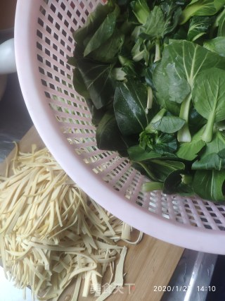 青菜炒百叶的做法步骤：1