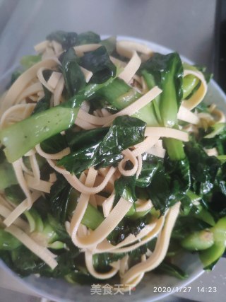 青菜炒百叶的做法步骤：3