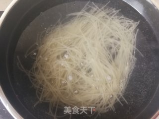 油馍头泡咸汤的做法步骤：2