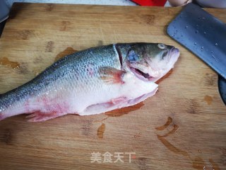 清蒸鲈鱼的做法步骤：1