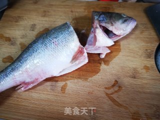 清蒸鲈鱼的做法步骤：2
