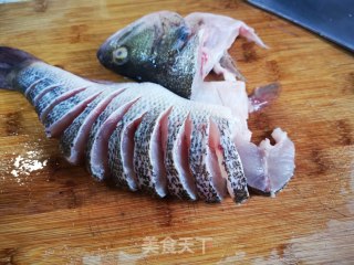 清蒸鲈鱼的做法步骤：3