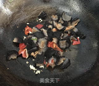 红极参烩毛豆的做法步骤：6