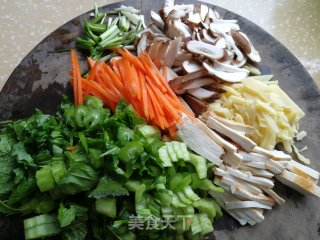 冬笋香菇炒年糕的做法步骤：3