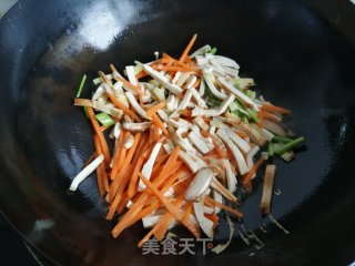 冬笋香菇炒年糕的做法步骤：4