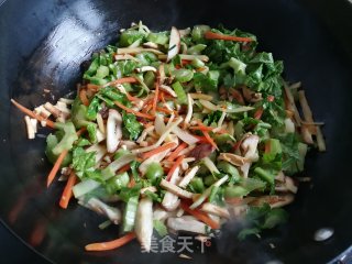 冬笋香菇炒年糕的做法步骤：5