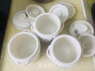 玉米枸杞排骨蒸盅的做法步骤：1