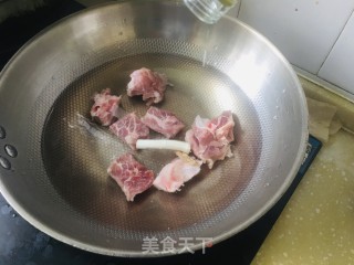 玉米枸杞排骨蒸盅的做法步骤：2