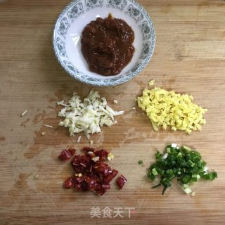豆瓣酱烧鱼的做法步骤：2