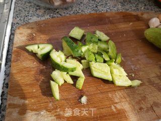 黄瓜拌猪头肉的做法步骤：2