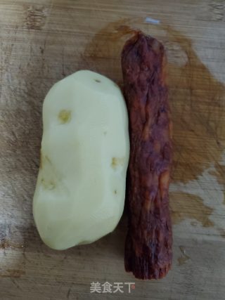 腊肠蒸土豆片的做法步骤：1