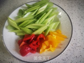 酱牛肉炒芹菜的做法步骤：1