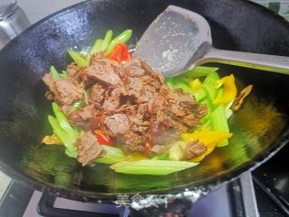 酱牛肉炒芹菜的做法步骤：5