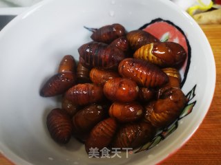 爆炒蚕蛹的做法步骤：1