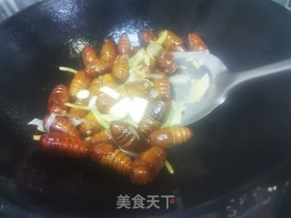 爆炒蚕蛹的做法步骤：4