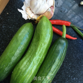 小米辣蒜片乳瓜的做法步骤：1