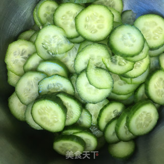 小米辣蒜片乳瓜的做法步骤：2