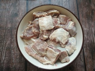 小土豆炖牛腩的做法步骤：1
