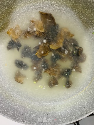 西兰花木耳炒肉片的做法步骤：2